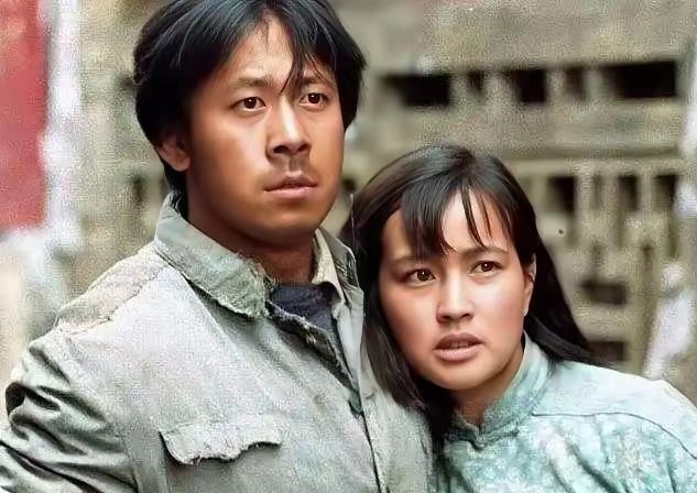 刘晓庆在自传里写自己拍《心灵深处》时跟陈国军好上了，原话是“一个孤男，一个怨女，一个干柴，一个烈火，稀里糊涂就那样了”，末了还补一句这在摄制组司空见惯。她没藏着掖着，把剧组那点事摊开说了：几个月关在一起演夫妻，天天耳鬓厮磨，收工了还坐一桌吃饭，感情自己就往那儿长。这话搁现在听着像八卦，搁当年她一个当