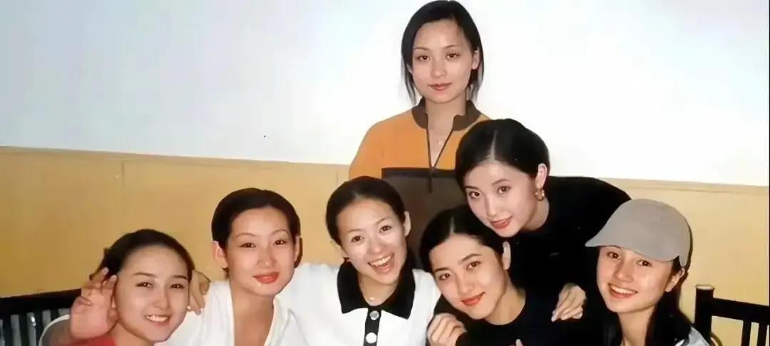 在中戏96级那张著名的同框旧照里，哪怕秦海璐和袁泉都在，很多人第一眼还是会被曾黎给拽过去。
一件毫无设计感的黑色长衫，随手扎个小马尾，素净得不能再素净，可那张脸和骨相就是能让人挪不开眼。
当时全班公认的班花，甚至连保剑锋都开玩笑说过，她是中戏两百年一遇的底子。
但名利场向来是最不讲道理的。