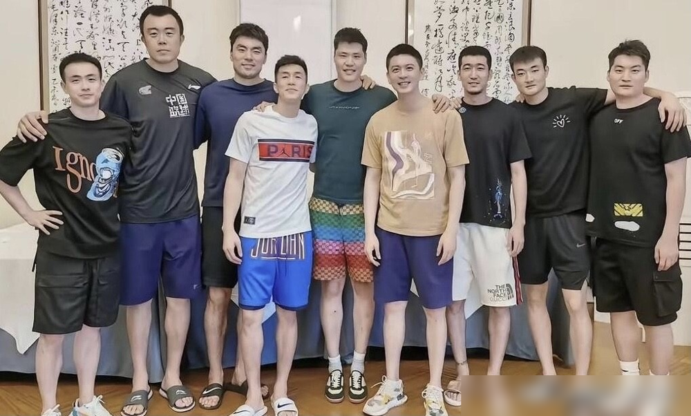 裁判主任指着杨鸣鼻子吼：滚出去！辽篮教练席瞬间炸锅，助理教练冲上去差点...