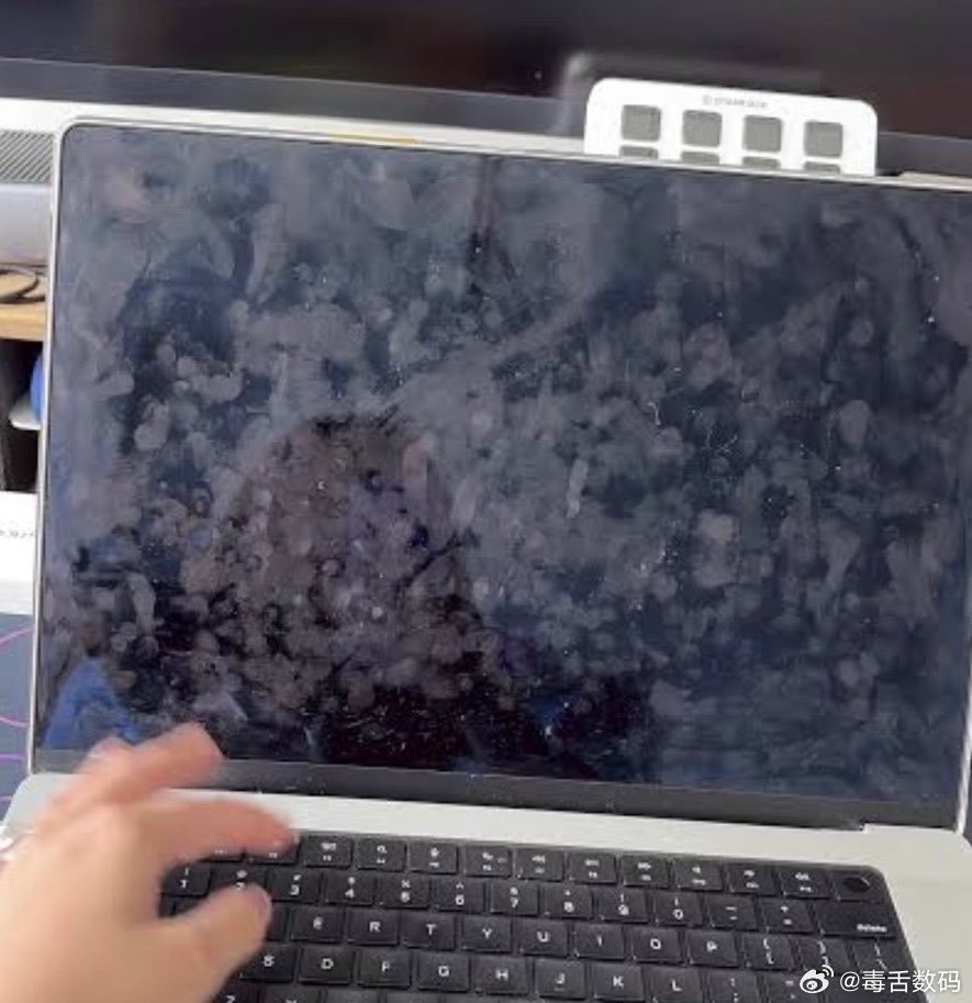 苹果为了卖抛光布，推出了触屏版MacBook Pro[doge] ​