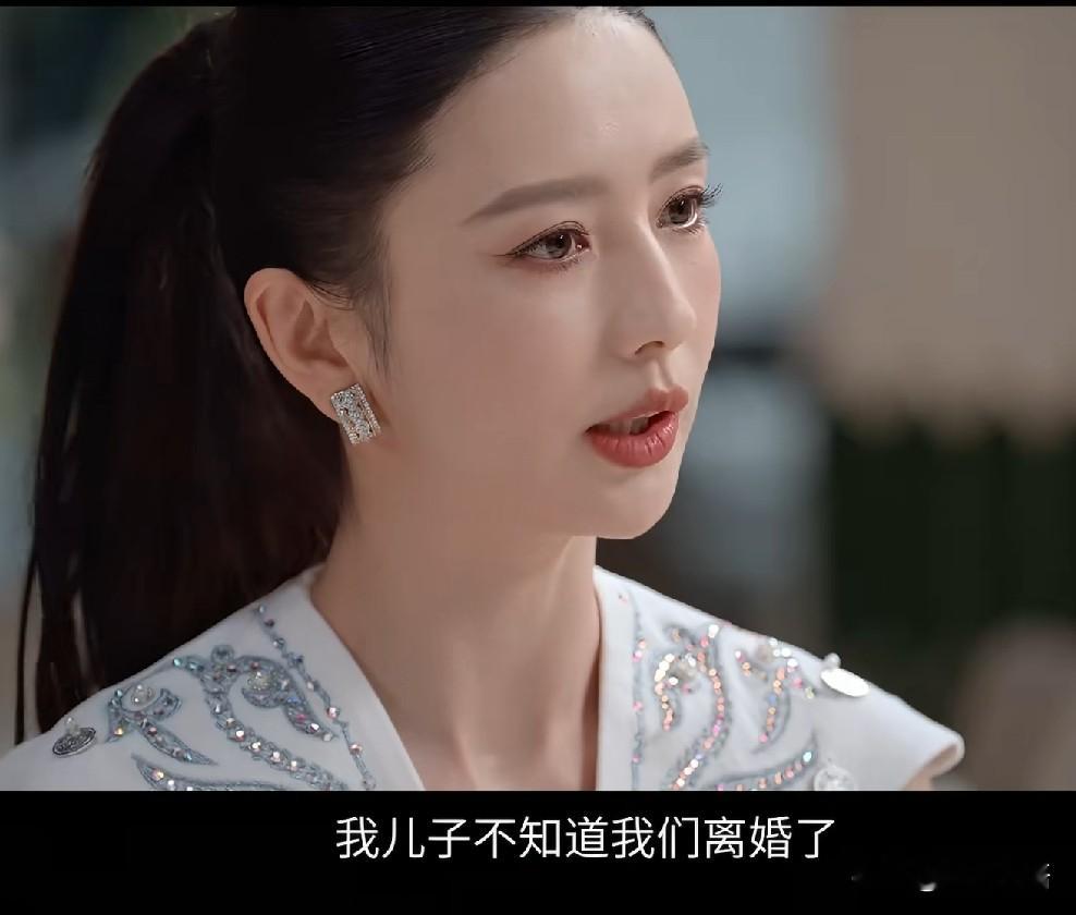 佟丽娅和陈思诚，引发热议！

9月15日，佟丽娅接受访谈，和陈思诚离婚5年了，没想到的是，直到今天，俩人还瞒着儿子朵朵。

显然鲁豫也有些惊讶，所以才反问了一句：“直到今天也不知道（你俩离婚）吗？”

佟丽娅的肯定答案一出，也解释了俩人离婚后，为何还能相处得如同一家人。在朵朵的生日派对上，陈思诚蹲在