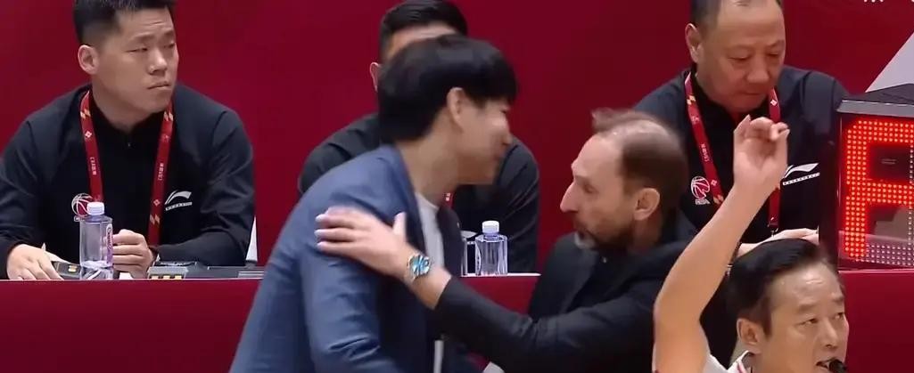 山东男篮75比89输给浙江稠州遭遇两连败，满屏都在喊邱彪下课，这口锅扣得属实冤枉！
球刚运过半场就被人生生掏走，浙江队几个小后卫像饿狼扑食一样，一断球就是一个反击。
在电视机前看比赛，血压都能被班顿给气上来。
一个拿着高薪的后场外援，运球重心高得离谱，对抗一上来球就脱手，连最基础的运球过半场都