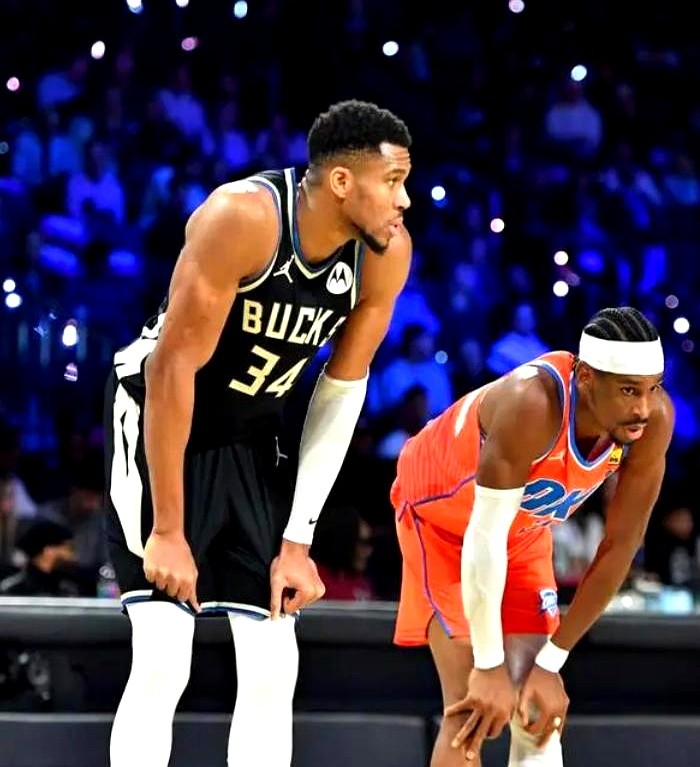 NBA七十多年历史，能啃下3座MVP的怪物只有区区9个。

27岁的亚历山大正把手死死按在门把上。雷霆未来五年班底早已焊死，战绩兜底。但他想连庄，得看评委愿不愿顶住审美疲劳，毕竟这事乔丹都没干成，身后还有文班亚马和东契奇盯着。

而去了热火的字母哥，31岁的身子骨正跟65场出勤红线死磕。球队常规赛留