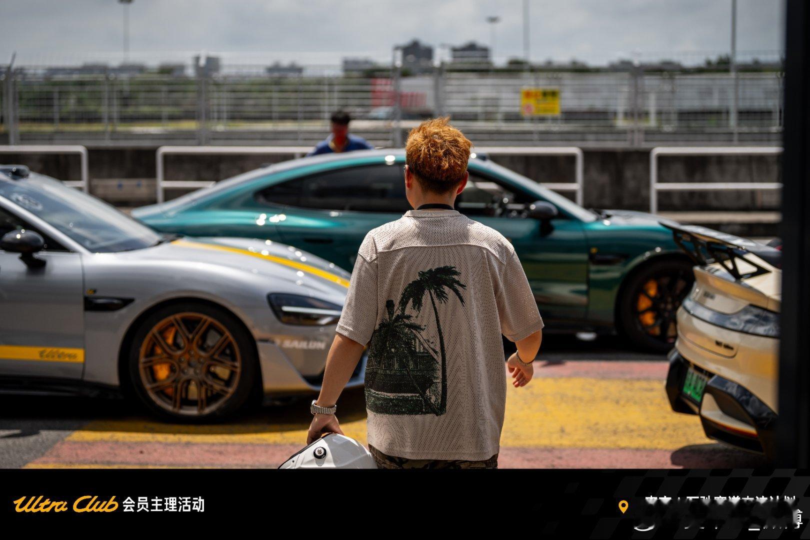 万驰ultra车聚活动！35台ultra和gt车主，相聚在万驰！在4位专业教练的带领下！大家畅享赛道乐趣！
​新手训练营，老鸟圈速赛，还有小米车主race taxi！整个万驰，今天是小米的形状！
​感谢当场车友的支持！感谢教练的专业指导！感谢ultra club和赛道保障兄弟们的热情服务！感谢米粉社区的关照！连老天 ​
