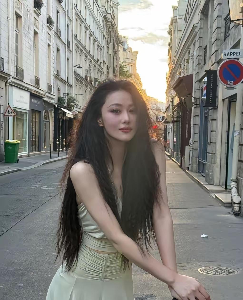 张馨予真的是给所有女明星上了一课，

挣再多钱不如找个靠谱老公。

嫁给何捷之后，她的人生好像换了一种活法。不是彻底退出演艺圈，只是不再盲目接戏。闲暇的时候，出门旅旅游，看看风景，在家的时候写写画画，打理小院，过着烟火气满满的小日子。

人生从来就没有标准答案。有的是取舍和选择。她有能力去追逐事业，