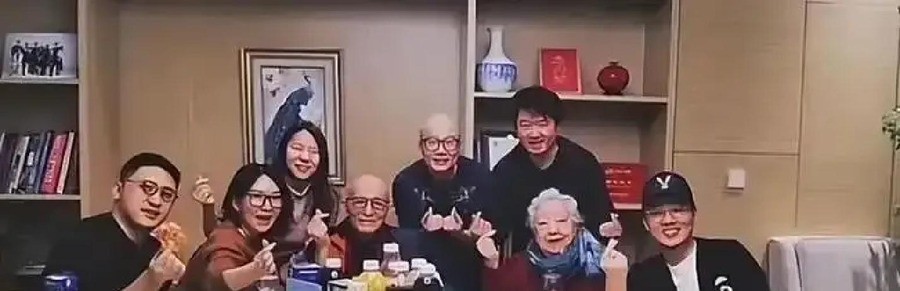 93岁游本昌临终三天不吃不喝，女儿含泪说出最后细节：没送医院没插管，只拿湿棉签润了润嘴唇，最后四个字让所有争论都安静了
2026年9月24日凌晨，游本昌在北京家中离世。讣告发出不到两小时，评论区已经变了味。有人骂女儿“冷血”，翻出去年春节老人病危时家属拒绝插管抢救的旧账，一口咬定是“等着老爷子走”。