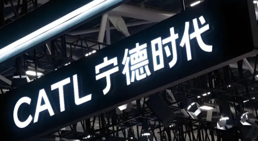 理想这次把自研电池推到全系，已经不是简单换一家电池供应商了。
9月7日，理想汽车公布了最新计划：目前自研电池已经装上L8、L6和i8，接下来会逐步覆盖所有车型。新一代理想MEGA和i9也会从宁德时代5C电池逐步切换到理想自研5C电池，2026款i6则直接搭载理想自研5C电池。
这个变化其实很好理解。