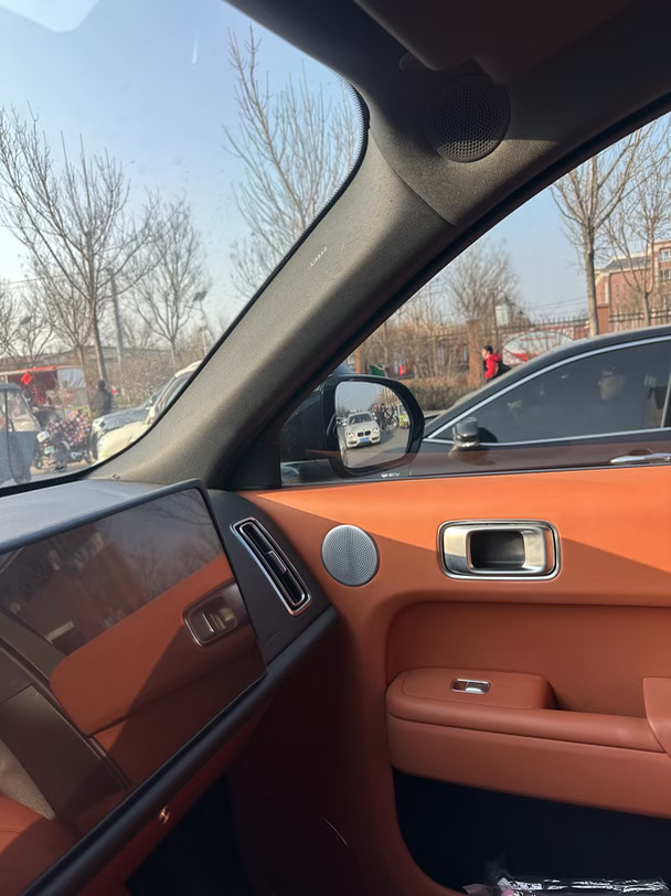 智能辅助系统超靠谱，主动刹车、车道保持精准到位，每次出行都像有个“隐形保镖”护航👋。
车内配置贴心，座椅舒适，视野开阔，不管是城市拥堵还是高速驰骋，都能稳稳当当。开着它，带家人出门超安心，满满的守护感简直拉满，安心奔赴每一段旅程✨ #理想L9#我的智系车