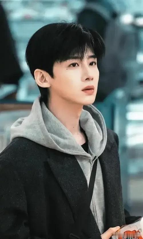 1.白敬亭跟王安宇走得比较近，经常一起打球，球场上都是帅哥。
2.24年王玉雯跟杨玏传出分手的时候，还跟黄景瑜传过暧昧绯闻。当时已经在装修婚房了，杨家也挺庆幸。
3.章娘娘又被传克隆人了，网友说她状态不像她本人，微调脸僵硬了，更主要发文的作者为了点击量这么写。
4.手机公主的认证账号都是工作 ​