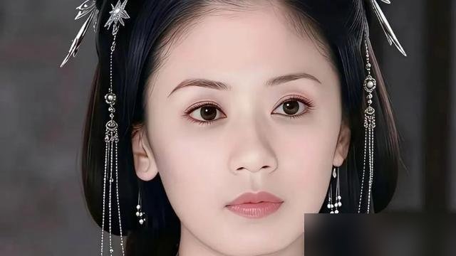 16年前于正还敢跟资方拍桌子。
那会儿做《美人心计》，谁的面子他都不给，硬是把选角权攥在手里。可到了《凤囚凰》，腰杆终究还是软了下去，加戏、妥协、口碑失控，连他自己都救不回来。
如今这位内娱初代造星狂人，满嘴都是中医调理、登山看戏，看似一身佛气，甚至琢磨着引入AI降本增效，试图绕开资本的层层盘剥
