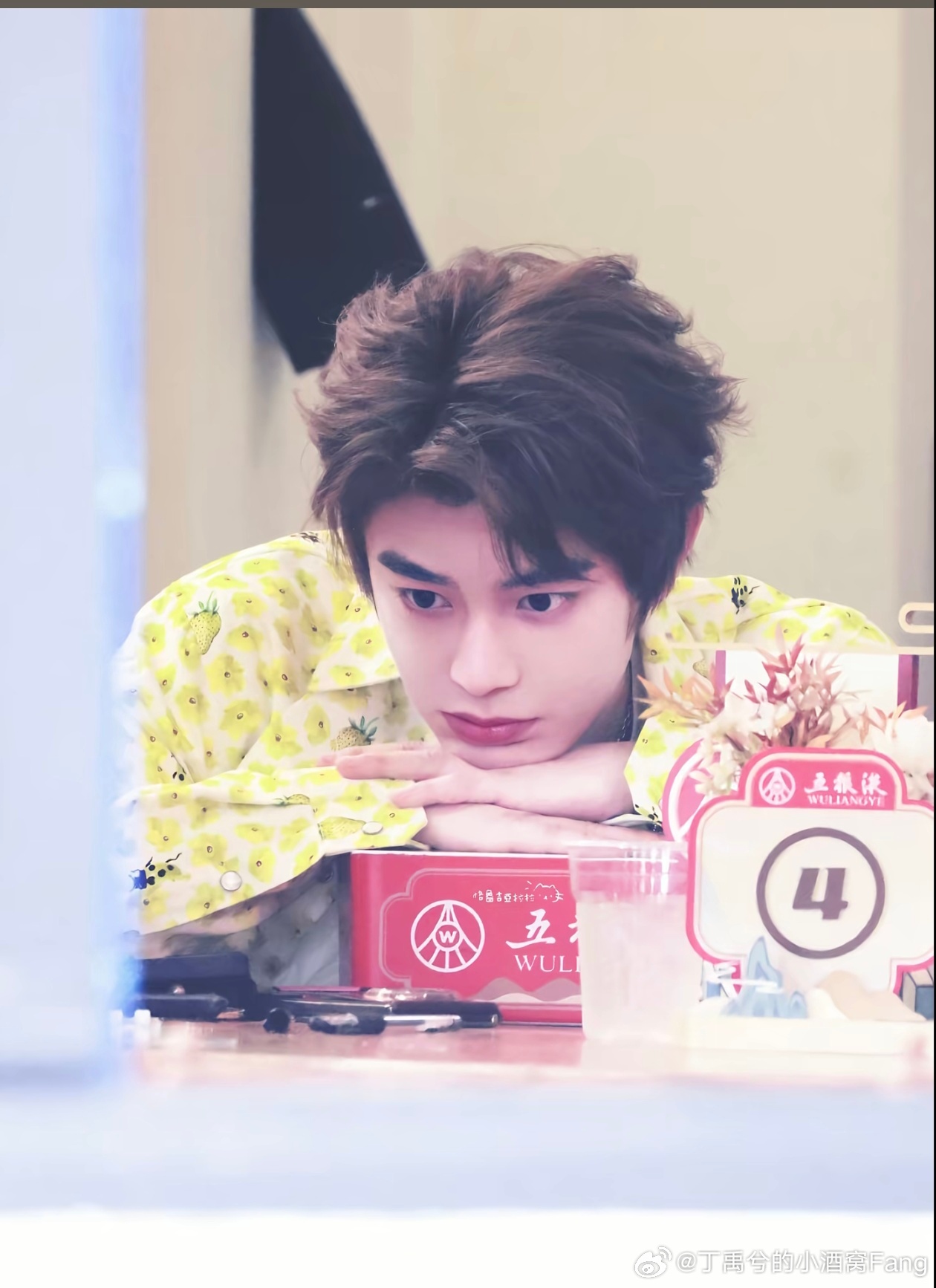 #丁禹兮[超话]# dyxx 

百变小丁——

是舞台上热烈耀眼的小丁✨
是红毯上矜贵绅士的小丁🤵
是综艺里松弛鲜活的小丁🍃
是舞台上元气飒爽的小丁🏃
是镜头下清冷氛围感的小丁📸
也是自带温柔软糯感的小丁💛

百变从不设限，每一种样子都格外珍贵
#丁禹兮#  ​