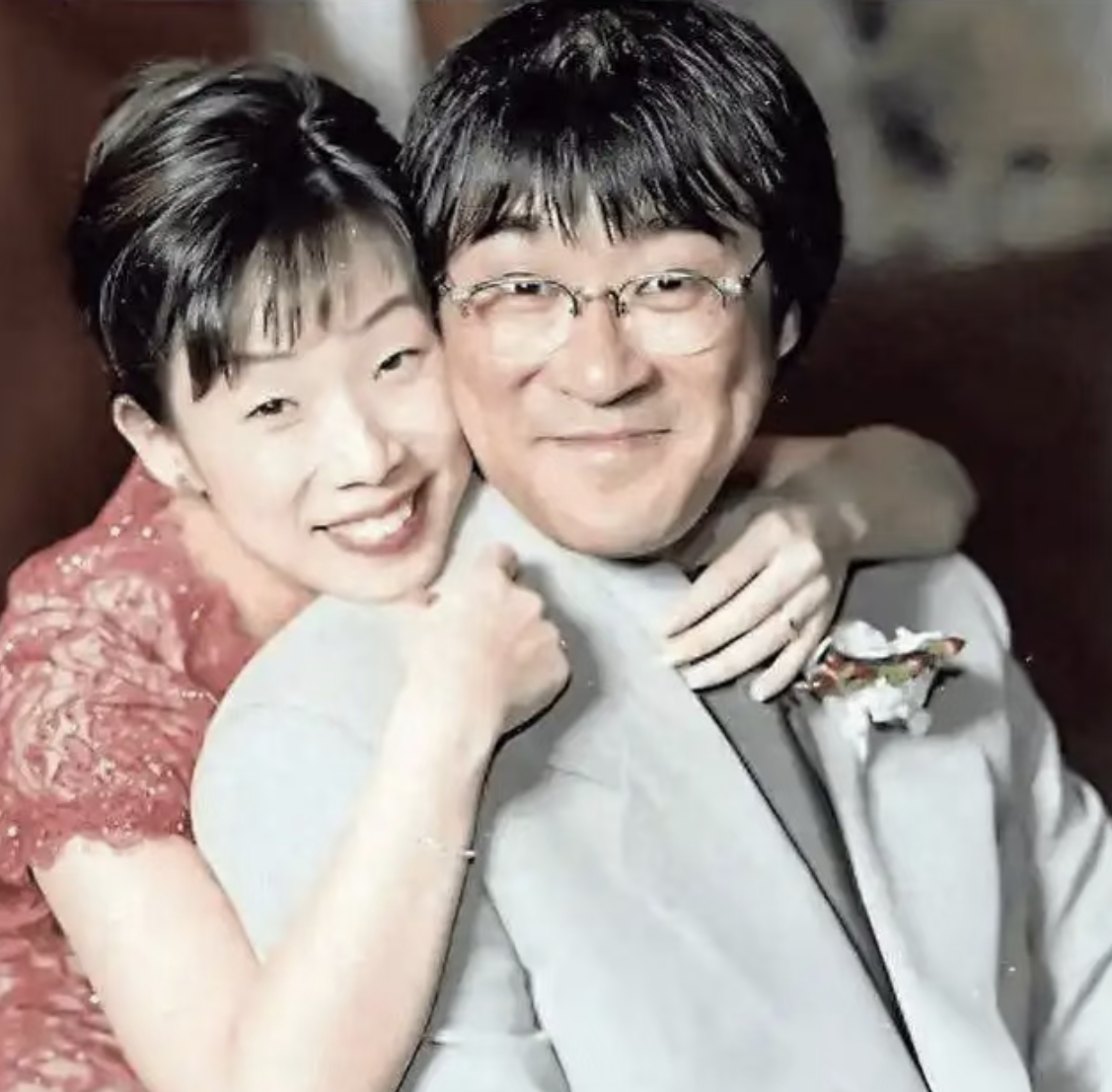 提起李宗盛，大家记住的大多是他写的一首首唱尽悲欢的情歌。可回望他的感情往事，却满是唏嘘。
 
九十年代初，李宗盛和朱卫茵已经结婚多年。朱卫茵原本是香港电台DJ，为了家庭放下自己的事业，来到台湾安心相夫教子，默默成全李宗盛的音乐事业。
 
因为音乐合作，李宗盛结识了林忆莲，二人在合作之中慢慢生出了超越