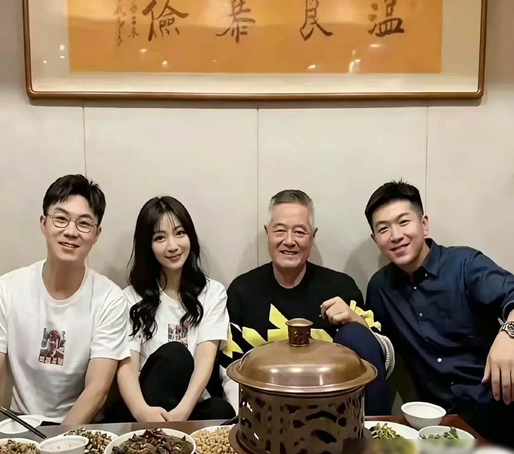 大鹏带柳岩去赵本山家吃火锅，没带媳妇。
就一张自拍，赵本山坐后头红光满面，柳岩在旁边笑得跟回自己家似的。桌上就一口酸菜锅，几盘肉，连个像样的摆盘都没有。大鹏举着相机乐得跟二愣子一样，配文就一句：就好我师父这口儿。
底下评论炸了。有人问，媳妇呢？有人酸，这关系不一般吧。可你看柳岩那状态，不端着，不