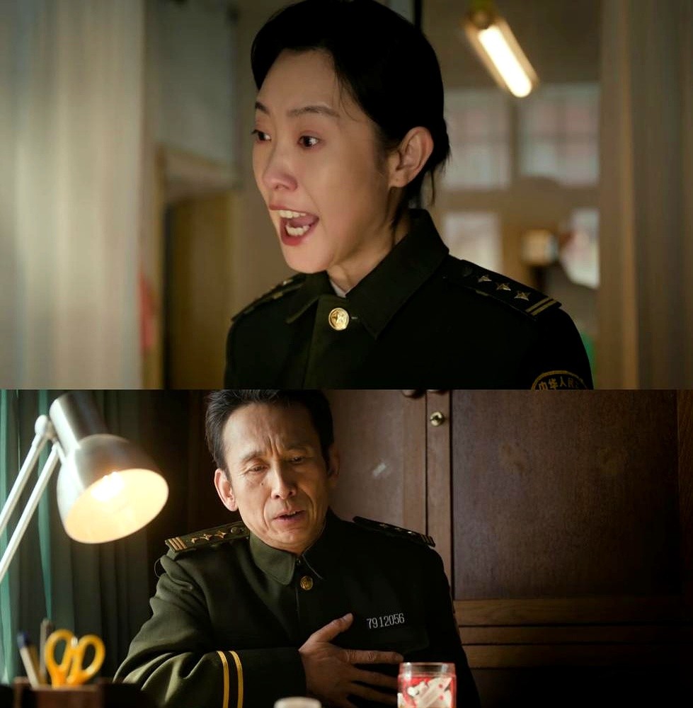 因为评优被刷，冲进办公室把老所长气得捂胸口倒下。弹幕全在刷：“这哪是评优，这是要命”。

《余红旧事》里的女警刘娟，路子太野。转身她就穿上花棉袄，在法事上披头散发装黄大仙又唱又跳，红布一蒙，配合同事把逃犯按了。手法邪性，但真管用。

回到家，跟只会说粤语的小闺女天天鸡同鸭讲，被网友笑称“内娱多邻国”