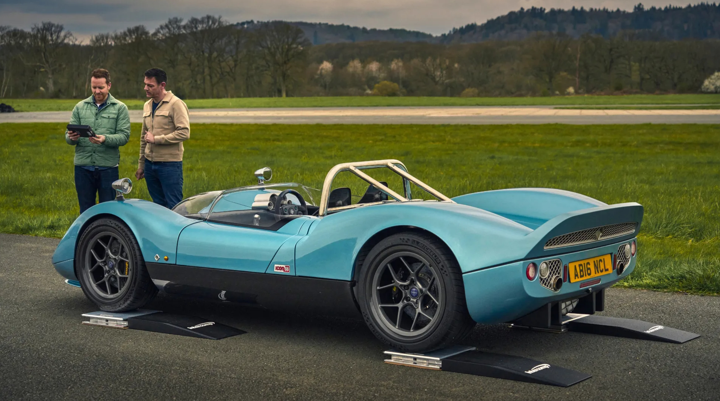 英国的手搓高性能车，Ariel Atom 4RR（黄色）和Nichols N1A（蓝色）
Ariel Atom 4RR车重700kg，采用一台经过强化改装的Type-R 2.0T发动机，最大可输出525马力，零百加速2.4s，售价25万英镑
Nichols N1A，车重900kg，搭载通用LS7 7.0L V8发动机，并且采用了非常老派的独立节气门，先不说性能，这个发动 ​