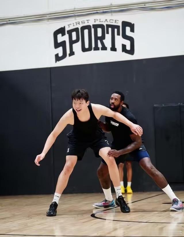 NBA著名训练师克里斯·约翰逊更新社交媒体，晒出了自己训练营学员的合照...