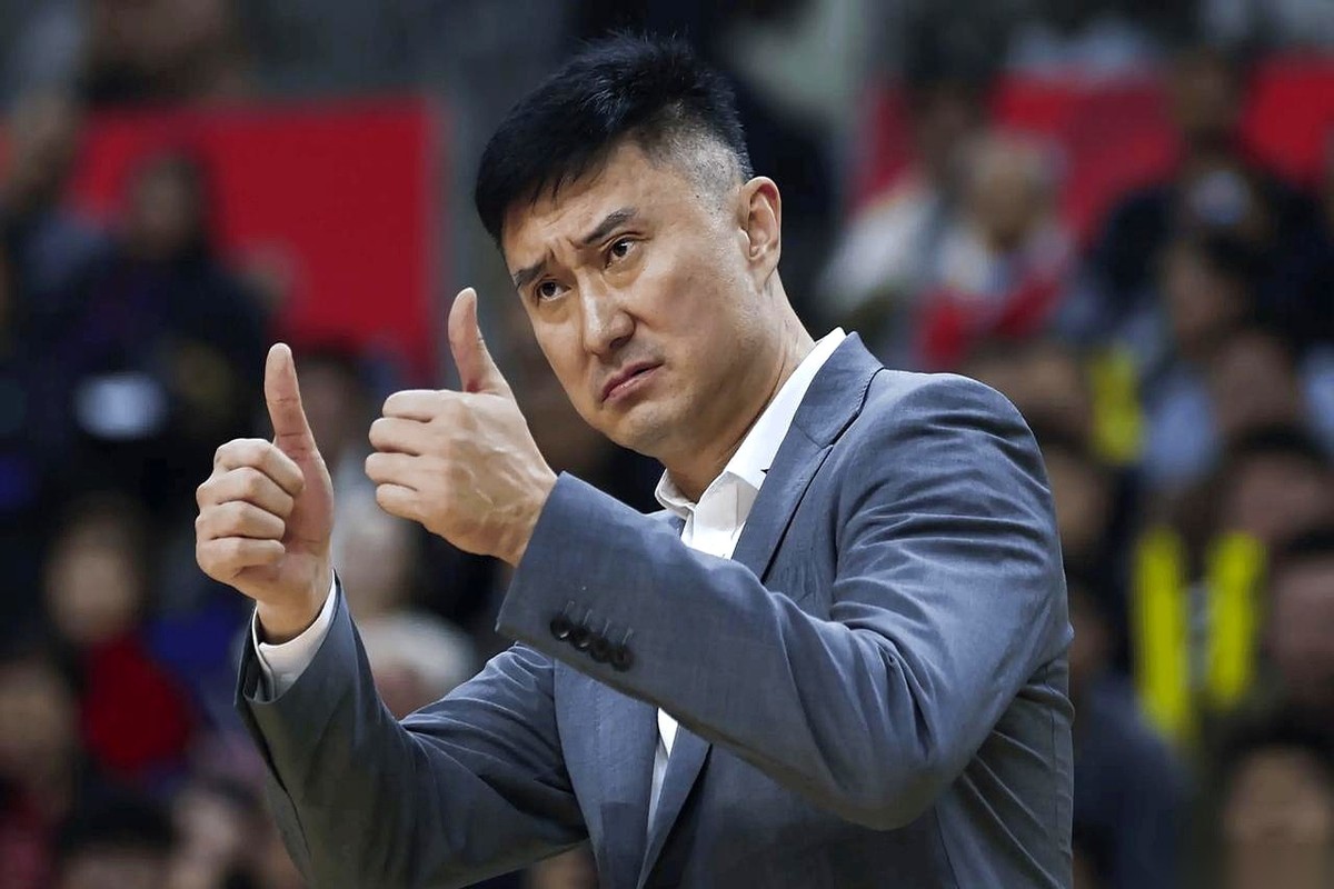 杜锋的头衔，又多了一个。 4月26日，茂名。会议室里宣布他当选“专家顾...