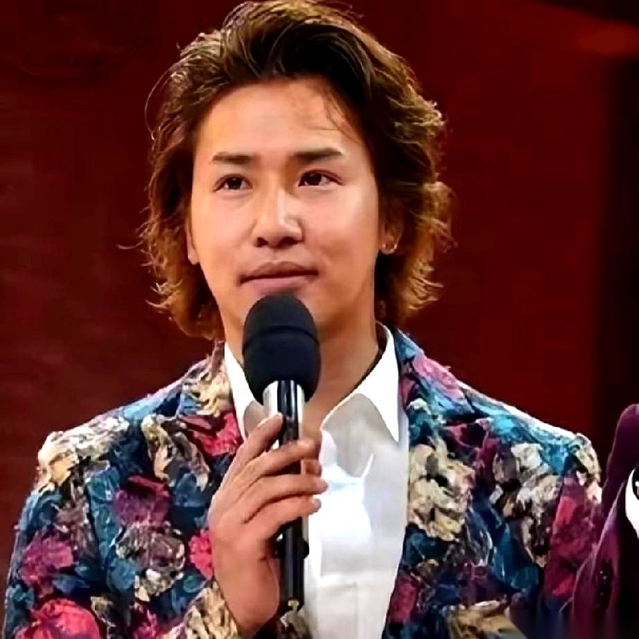 欧弟突然因为一句“否认全家移居日本”的私人声明，空降了热搜。
这事儿透着一股子说不出的蹊跷。
要知道，这几年欧弟在圈内基本处于半隐身状态。平时连个水花都翻不起来，现在却毫无预兆地凭一件私事霸占了大众视线，实在不合常理。
但要是把目光往旁边挪一挪，看看德云社最近的动静，这事儿的轮廓突然就变了味道。那边