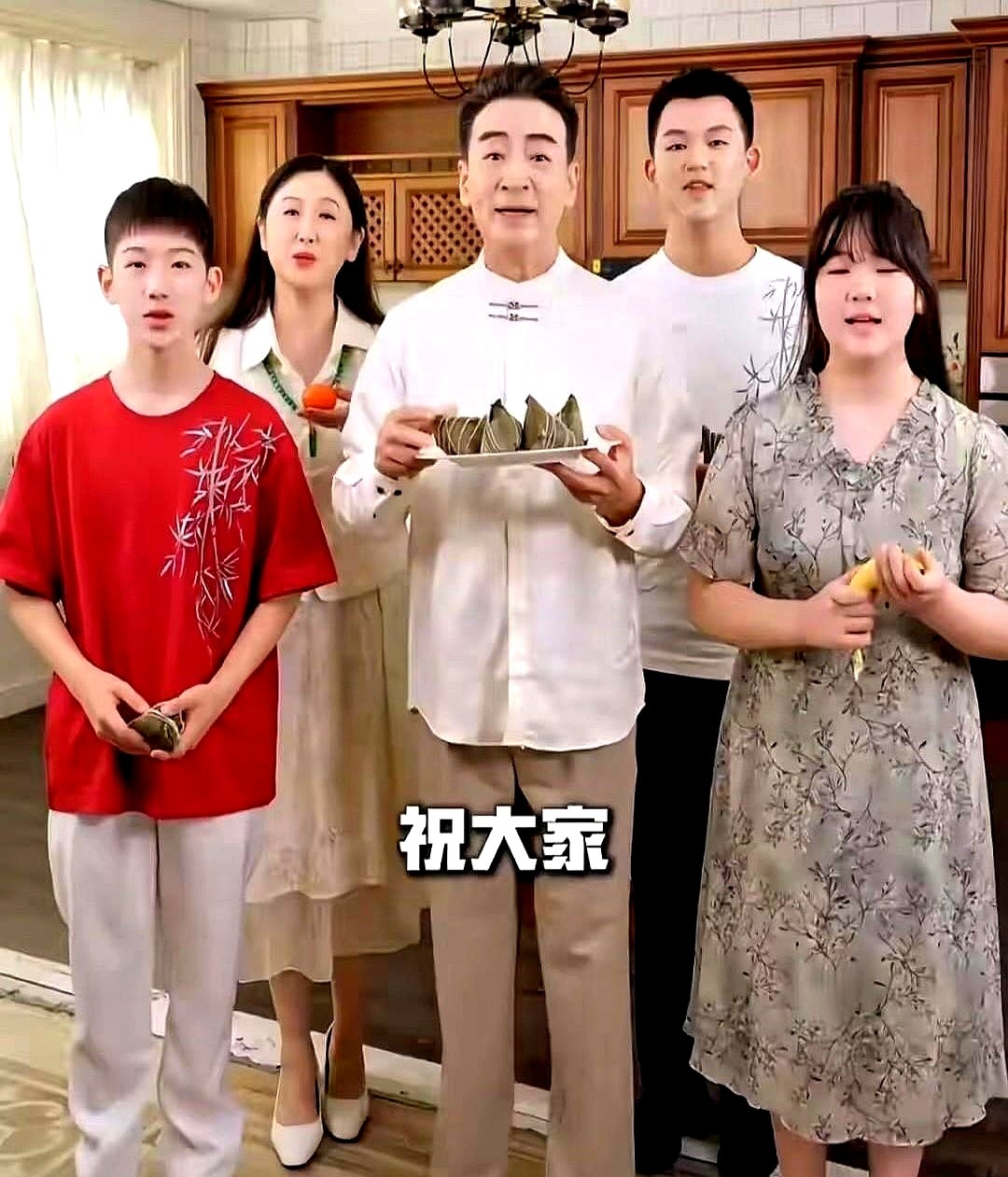71岁本该提笼遛鸟，“黑豹子”寇振海现在还得在剧组熬大夜。

他顶着眼袋背台词，导演一喊卡，赶紧找个马扎坐下喘气。不为别的，家里有个小21岁的媳妇，五口人的开销全压在他这古稀老头身上。

当年这相差21岁的婚姻刚曝光，外头全等着看笑话。结果19年过去，人家没传出过半句绯闻。媳妇在家带娃，他把片酬全往