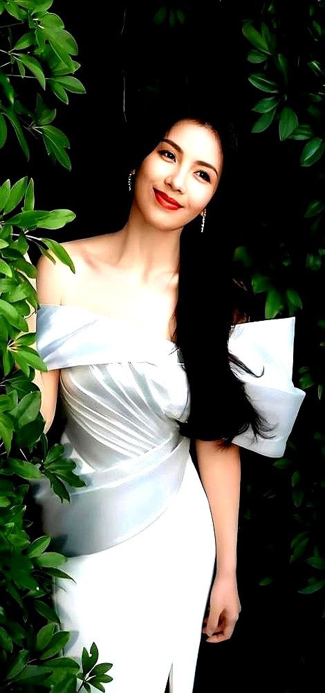 演了这么多年职场女强人被骂“套路化”，刘涛这次在米兰红毯算是彻底翻盘了。

一身哑光黑丝绒西装，大露额背头，全程不笑，女老板的压迫感直接拉满。换上礼服后，硬是穿出了当年霓凰郡主统领十万铁骑的烈感。

《琅琊榜》之后她扎进职场精英的套子，从安迪到萧嫣、苏醒，总被观众吐槽换剧不换脸，永远冷漠脸加斜眼看人