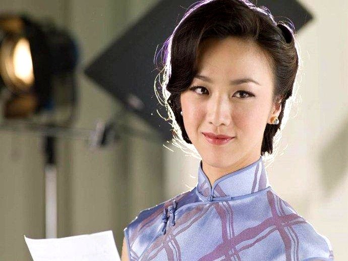 很多女演员恨不得把情绪全演在脸上，但你看汤唯，眼神放空，安静坐着就藏了千言万语。

她骨骼带点质朴，没有完美无瑕的皮相。别的艺人面对镜头下意识端着，她笑起来根本不控制表情，偶尔还透着局促和笨拙。这种脸上的留白感反而让人放下防备。

《色·戒》里的王佳芝看着温婉，内里全是在拉扯挣扎；到了《分手的决心》