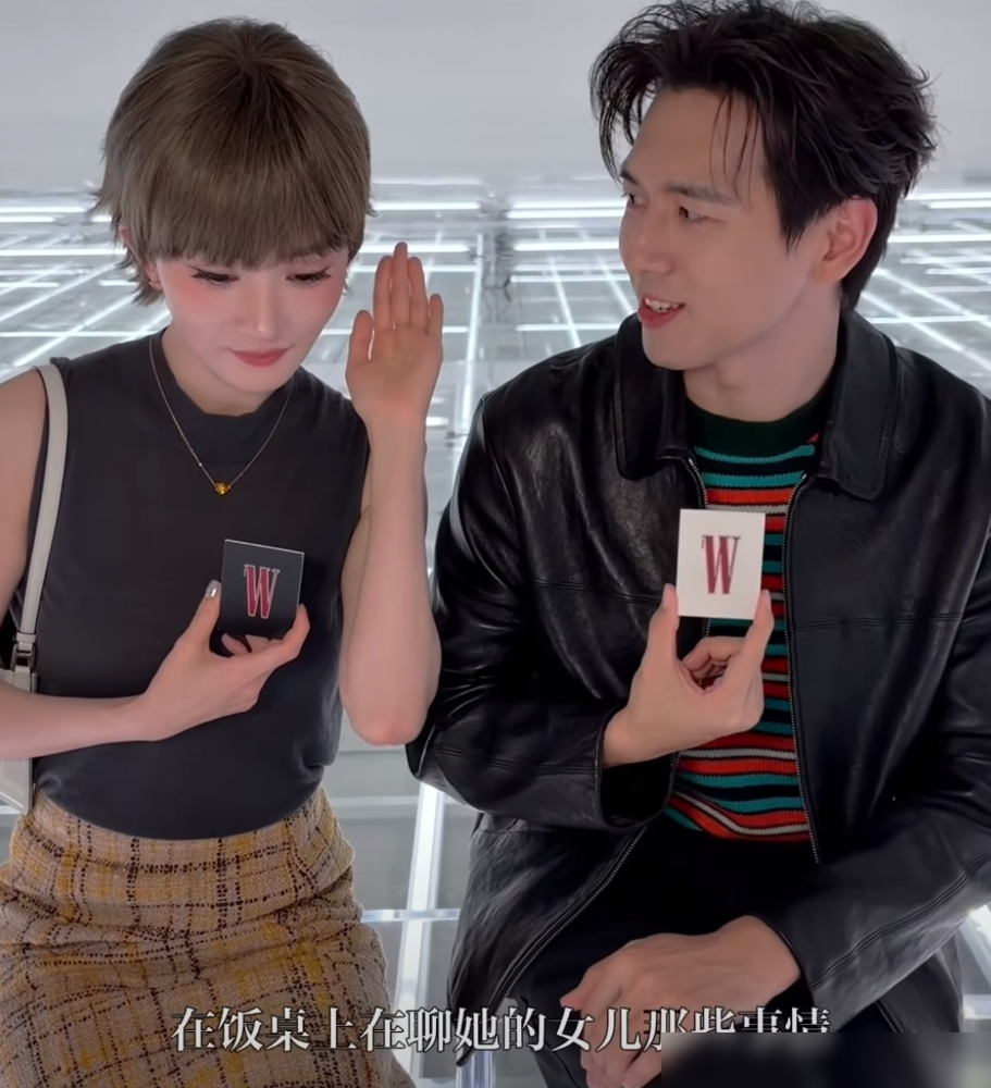 李现一句话，直接把杨幂藏了多年的妈妈底牌掀了。
米兰采访，李现说漏嘴。私下聚餐，杨幂主动聊起小糯米，没有镜头，没有通稿。
李原话：平时都插科打诨聊游戏，那天听她讲孩子，真看到了不一样的幂，原词，母性的光辉。杨幂听见了，现场还笑着接了一句。
要知道，这姐在公开场合几乎不提女儿。网上常年有人拿不晒