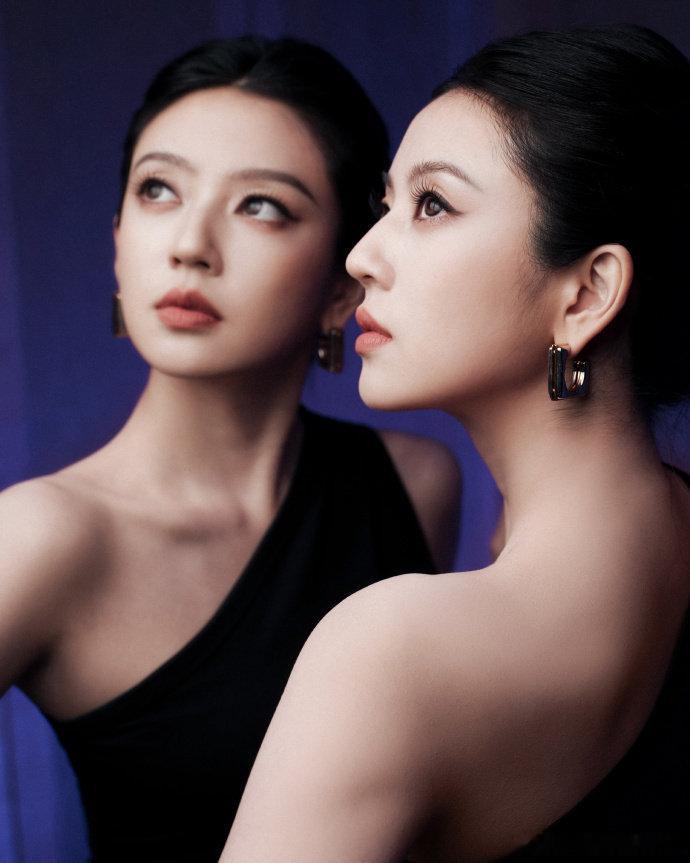 #何瑞贤肩颈线条##何瑞贤肩颈线条好美# 盘发真的是放大优势神器！何瑞贤露出完整肩颈，每一张都自带故事感，黑白氛围感拉满。 ​