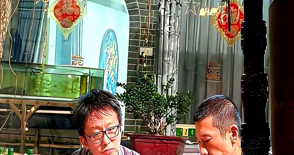 46岁的邓超私下聚餐，第一眼差点没让人认出来。

没有综艺里那股疯劲，发型规整，戴副眼镜，整个人瘦了一圈，看着斯斯文文，一点油腻感都没剩下。

现场不见孙俪。

有意思的是，评论区压根没几个人关心他怎么保养的，反而全在替他的钱包捏把汗。孙俪管账的形象太深入人心了，大家全在笑：脱离了娘娘视线，他兜里那