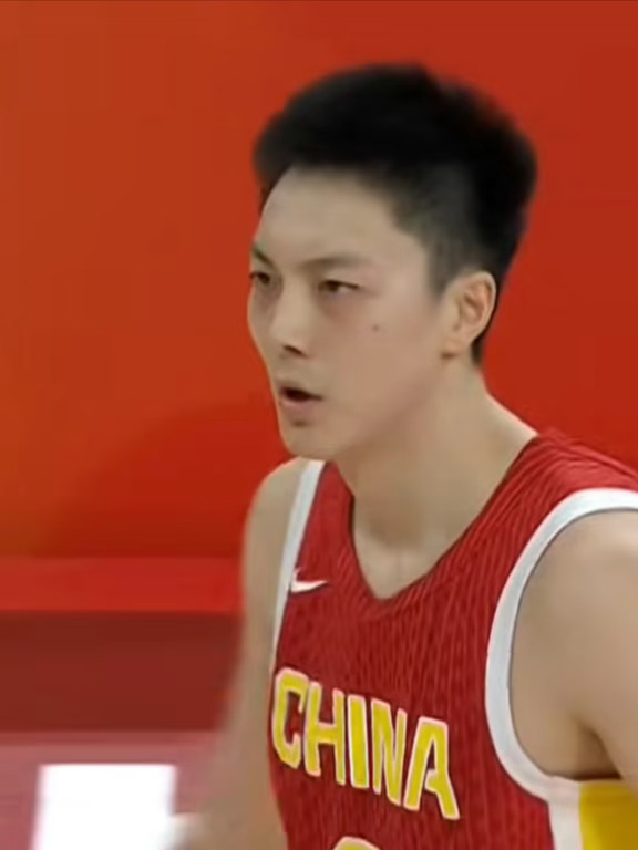 😱明天男篮队长还要给代表团抗旗