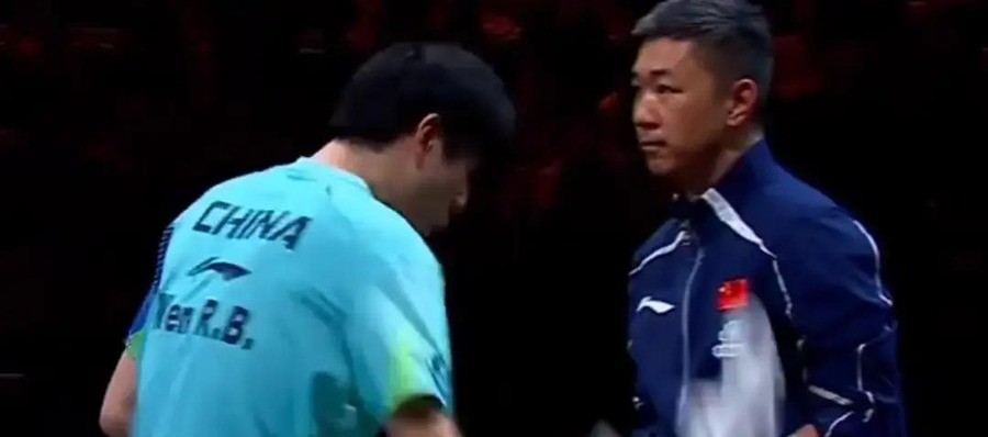 WTT大满贯4大没想到：温瑞博崩溃自称脑子全是浆糊，周启豪3-0横扫张本智和终结两连败，松岛辉空张本美和混双出局疑似内讧，蒯曼爆冷输削球手止步16强
10月8日的WTT中国大满贯男单1/8决赛，19岁的温瑞博在第四局局间暂停时摔了毛巾。面对主管教练刘恒，他说了一句让全场安静的话：“我脑子里装的全是浆