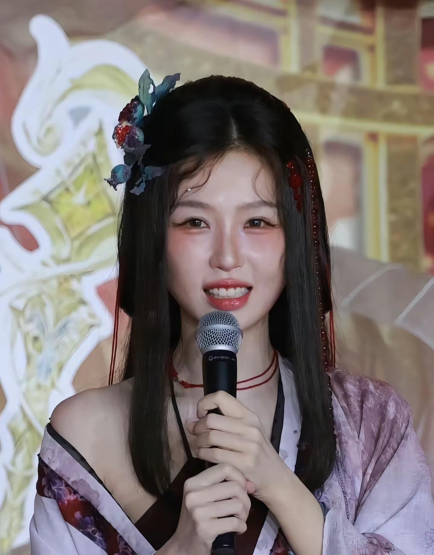 非粉看了都要心疼侯明昊，昨天面对这张脸，还是太敬业了。