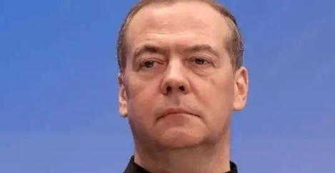 梅德韦杰夫曾扔出了一句让人后背发凉的话：“全世界，没有任何一支军队能挡住大规模的无人机群。这不是某种预测，这是正在发生的现实！”过去谈现代战争，很多人先看战斗机、导弹和坦克，仿佛装备越大，存在感就越强。可俄乌战场打了四年多之后，一个越来越扎眼的变化出现了：真正让防空体系忙得脚不沾地的，往往是一架架看