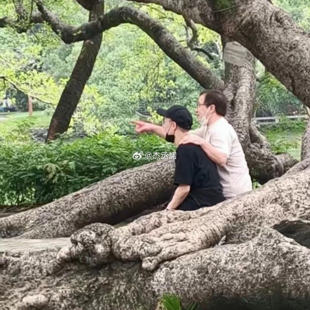 72岁成龙与儿子房祖罕见一同现身惠州游玩，他将一只手搭在儿子的肩膀上，父子俩关系真好 ​