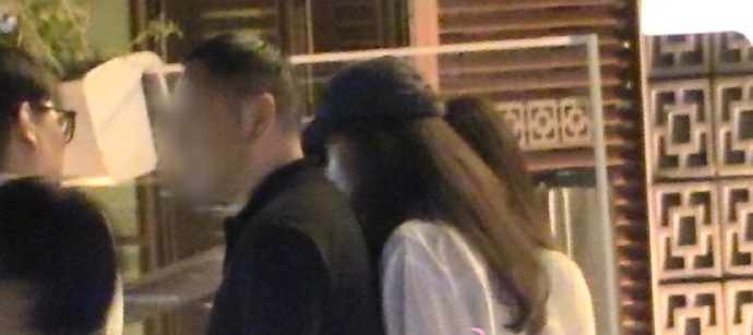 高露的隐婚生活画面被拍到。她和圈外老公一同出席朋友聚会，聚会散场，一行人走到饭店门口，高露顺势倚靠在老公肩头，和身旁朋友轻松聊天，氛围感十分甜蜜。简单温馨的互动，也让大家感受到她低调安稳的婚后状态，寒暄道别后二人一同乘车离开