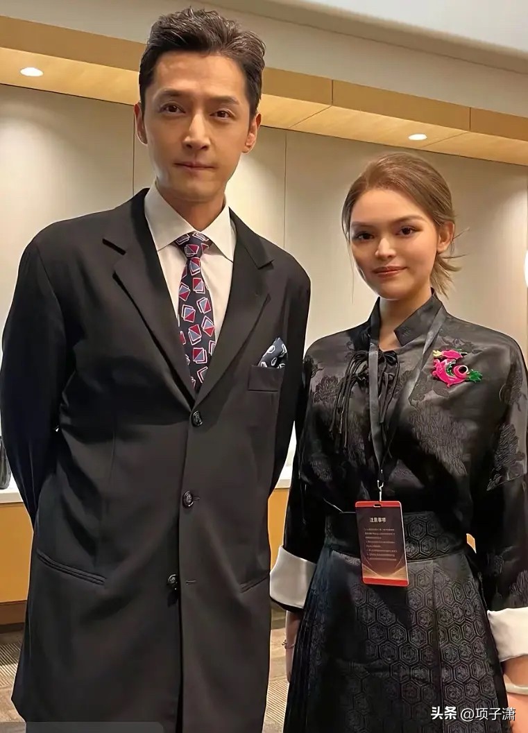 游本昌孙女和胡歌、唐嫣、辛芷蕾同框，很多人认不出这个姑娘

提起游本昌，大部分人第一反应就是济公，后来一部《繁花》，他演的爷叔再次出圈。但很少有人知道，游本昌有两个孙女。

这几组照片，全部出自第二届中国电视剧年度盛典的后台。
那次活动，《繁花》剧组合体到场，游本昌本人也出席，大孙女游叶盈琪陪同爷爷