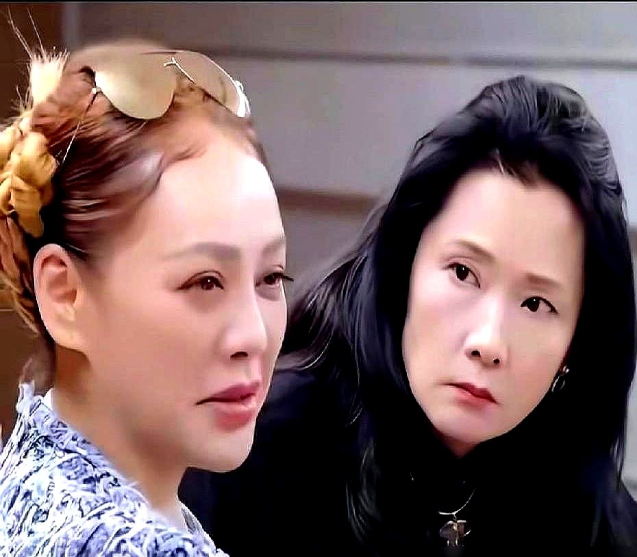 宁静当面问刘嘉玲：有没有一刻觉得，梁朝伟其实没那么好？

换一般女星早就打哈哈糊弄过去了，刘嘉玲直接承认自己动过打退堂鼓的念头，但紧跟着扔了一句：可他依然是最适合我的人。在座的何赛飞和刘晓庆谁也没去打圆场，全都在清醒地算婚姻这本账。

不把伴侣神化，认清他不完美还愿意留下来过日子。

多少人的感情就