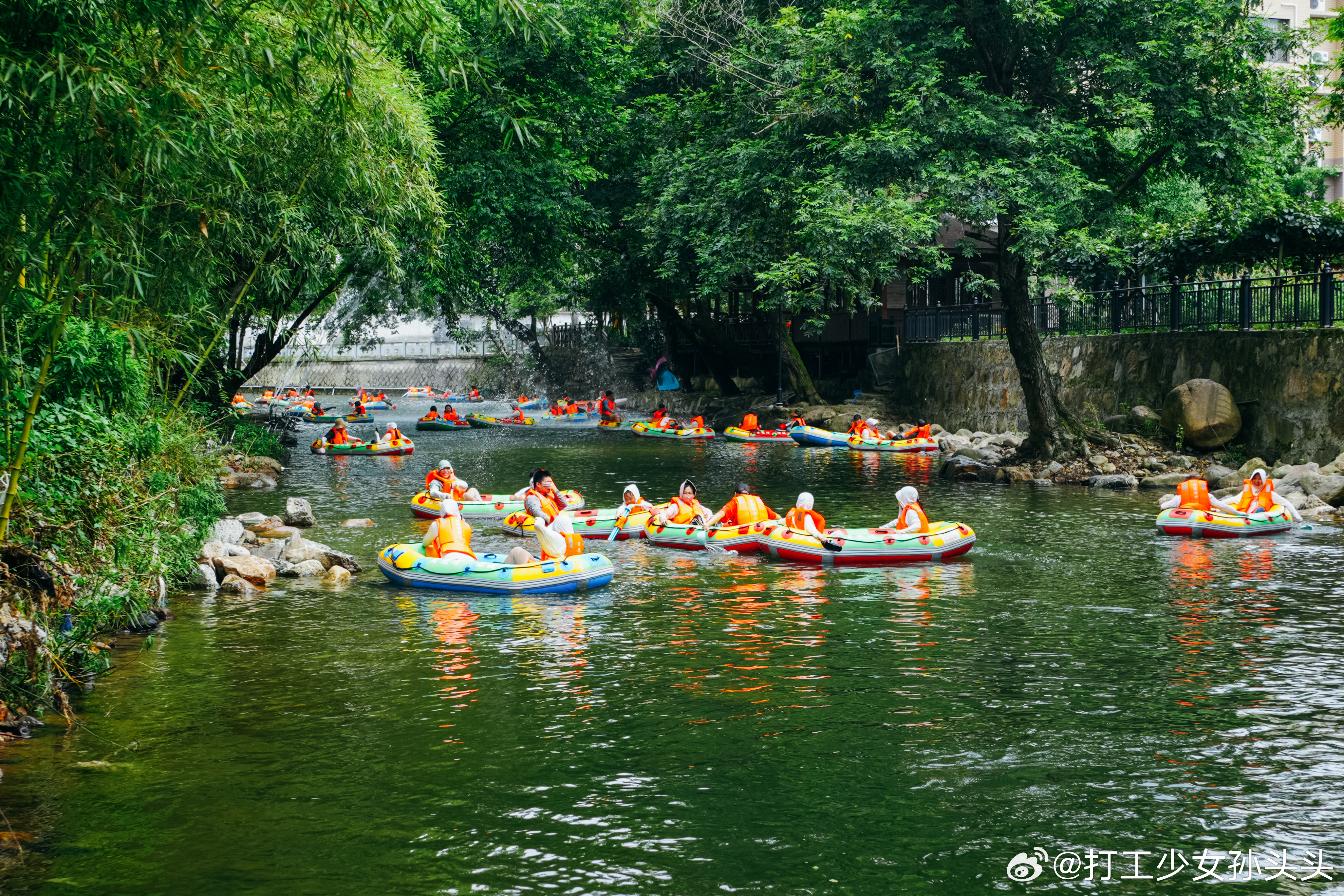 告别日常班味，躲进临安月亮湾漂流消夏。  山林环绕绿荫，急弯俯冲够畅快...