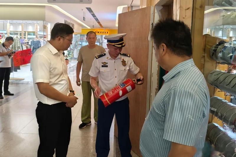 #你们中秋节做什么呢# 连日来，联合多部门深入辖区宾馆民宿、街区市场、景区景点等各类场所开展中秋节前火灾隐患排查，筑牢防线，确保群众平安过节。#桂林消防话安全# ​