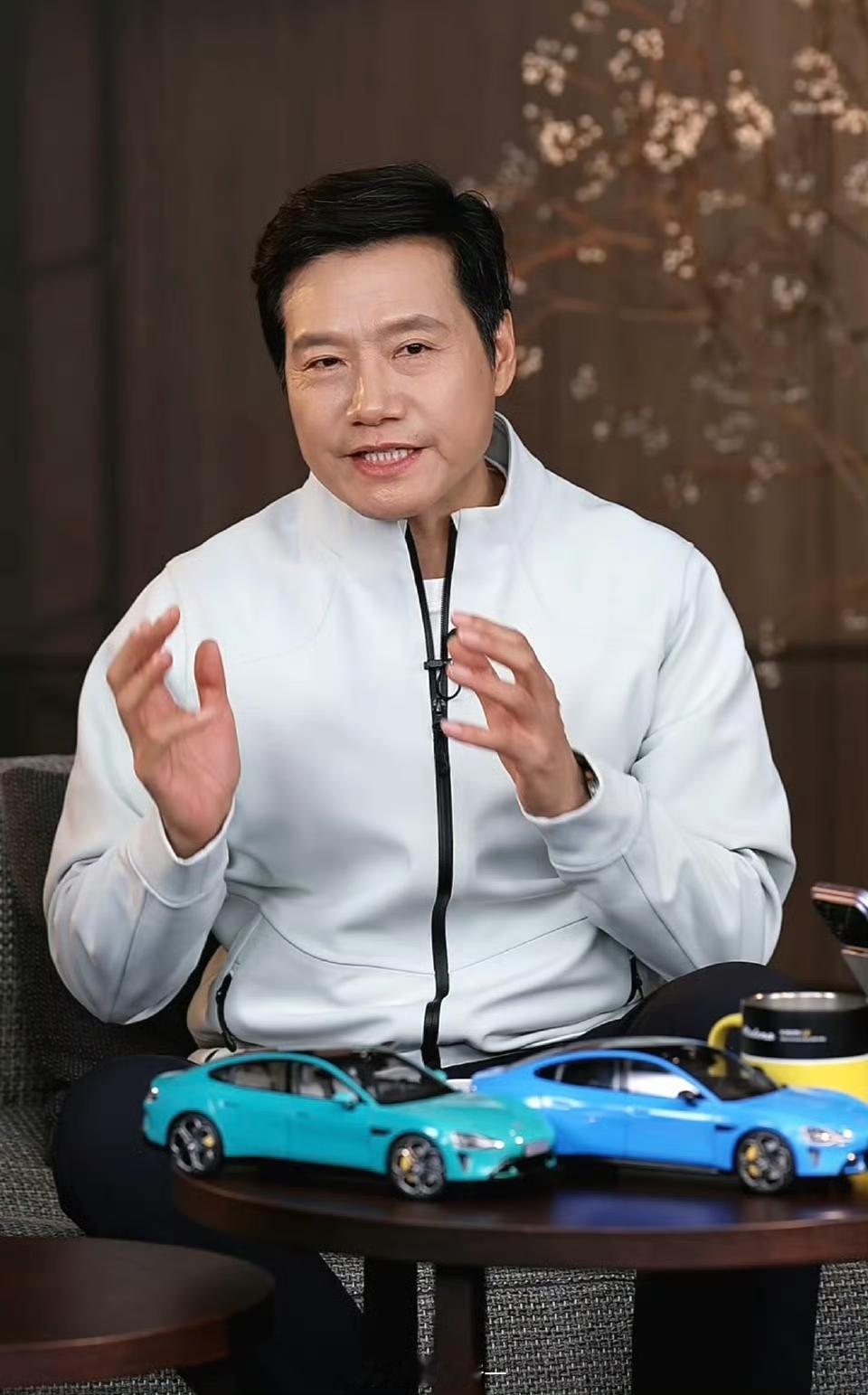 雷军今晚直播说了不和万能的大熊合作的原因：最主要是他攻击、贬低、诅咒小...