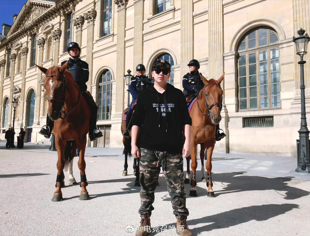 当年我还是很有排面的，法国皇家骑警亲自为我护行～🐴👮‍♂️[doge]