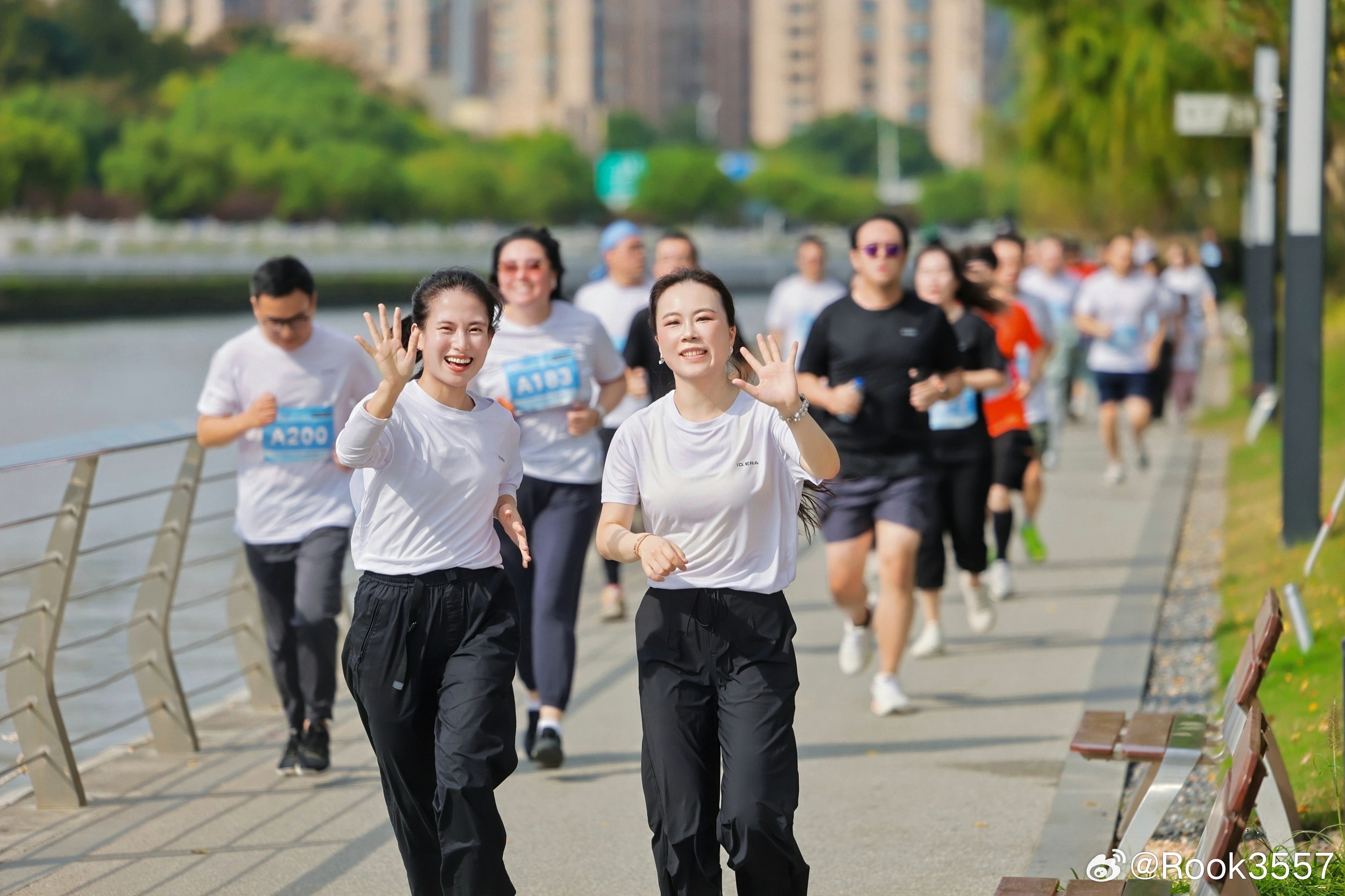 晨雾轻笼半马苏河公园，2026上汽大众快乐跑活力开跑，本次活动以“Run for ERA”为主题，近700名跑者齐聚于此，迎着晨光迈开脚步，在奔跑中感受运动的热烈，一同拥抱健康生活。
 
活动现场看点满满，大众品牌“985”产品矩阵ID.ERA 9X、ID.ERA 8X、ID.ERA 5S悉数亮相，奥迪E7X也收获了超高人气，展车静 ​
