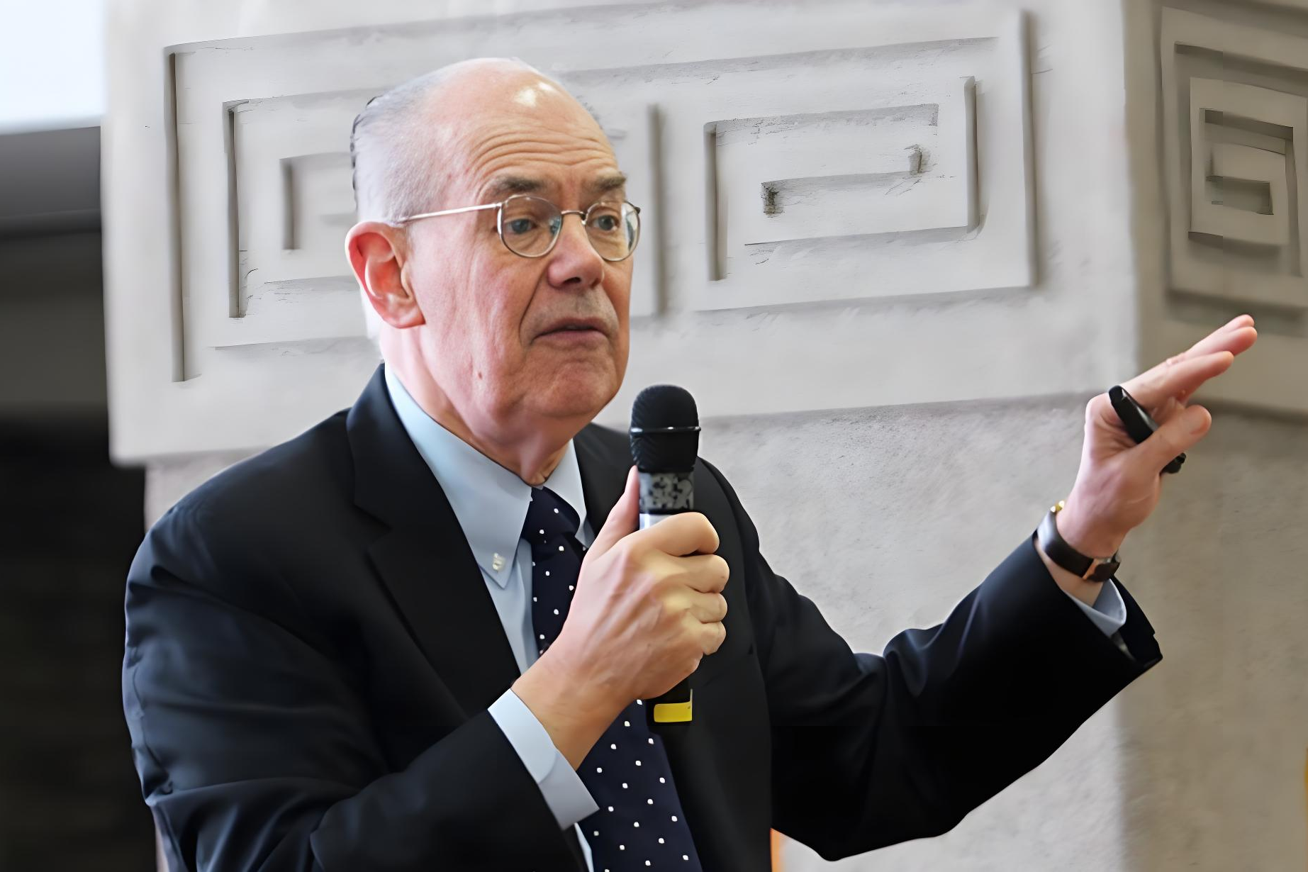 米尔斯海默点破真相：伊朗的反抗从来不是无端挑衅

作为长期关注中东局势的观察者，我最近看到米尔斯海默的最新表态，深觉一针见血。这位知名国际关系学者直言，美国与以色列的步步紧逼，早已对伊朗构成了实打实的生存威胁，在这种绝境下，伊朗必然会选择反抗到底。
回顾这几年的局势演变，从持续加码