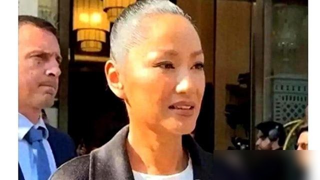 54岁瞿颖顶着一头灰白头发走红毯，发缝白得扎眼，愣是没染。
镜头怼脸，细纹、真实肤色全露着，马尾一扎，看秀去了。网友吵翻了，一边说女明星不该这样，一边夸她松弛得不像话。
其实她早说过，讨厌染发伤头皮，顺其自然就行。定居清迈，跟离异机长男友不领证不办婚礼，日子过得极简。上节目还讲，不需要赚太多钱，