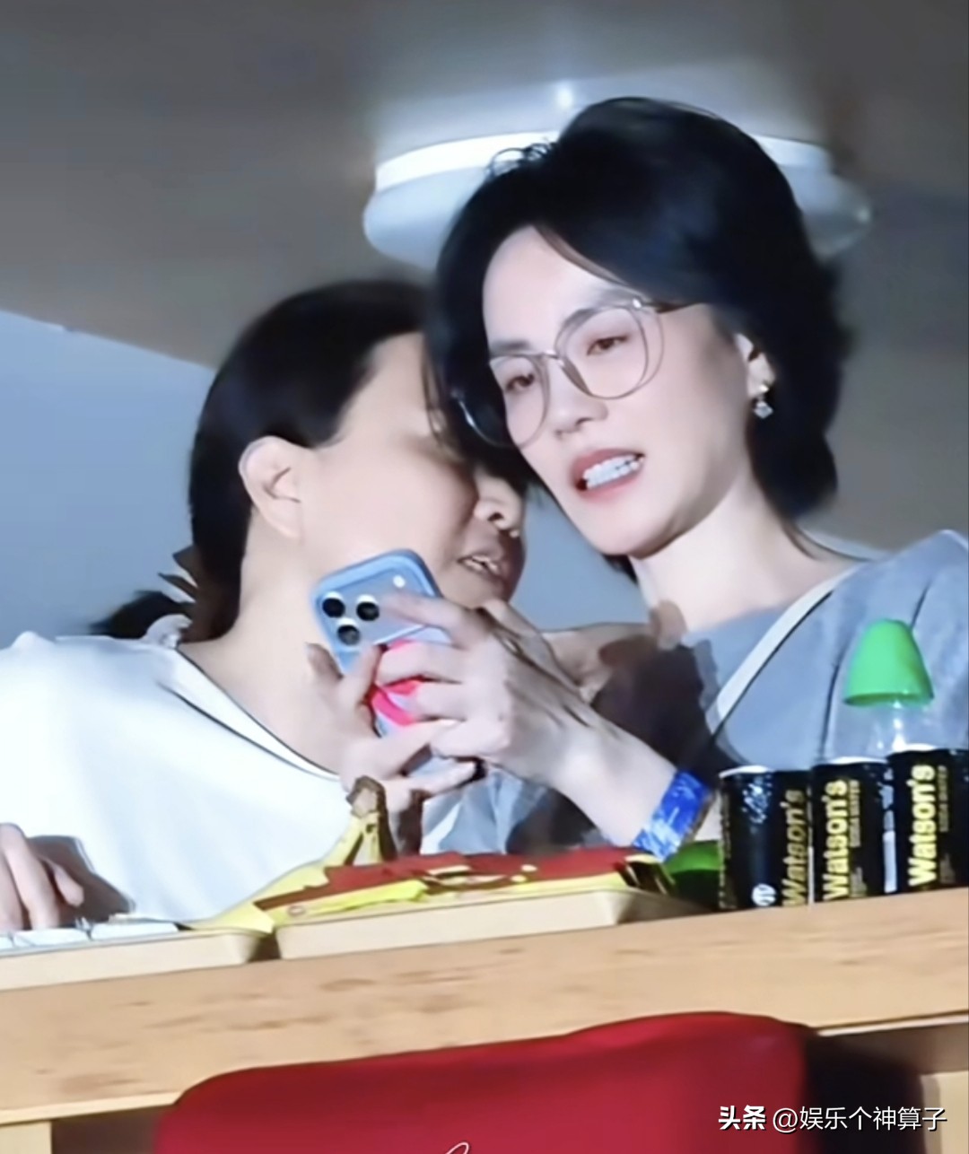 王菲来了毫不意外，肖战当嘉宾情理之中，万万没想到，殷秀梅也在场！
那英演唱会这排面，太让人羡慕了，介绍现场嘉宾，就用了很长的时间，半个娱乐圈都来捧场，好热闹。
王菲装扮朴素坐在楼梯处的包间，开心到手舞足蹈，多年的好姐妹，自然要来。
肖战作为演唱嘉宾，算是惊喜，也是情理之中，两人亦师亦友，多次合作，没