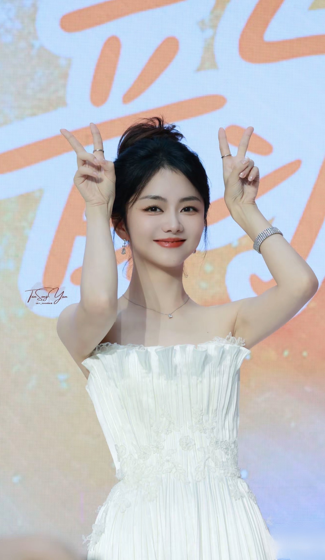 今天咱们来聊一个特别离谱的内娱真相：谭松韵明明收视实绩吊打一堆流量小花，却一直被人说不红、不算流量花。
 
这么多年的争议，说白了就是内娱双标太严重！不是谭松韵不够火，是她根本不想走流量那套套路。
 
现在网上判断流量花的标准，真的特别简单粗暴。
 
就看热搜多不多、粉丝数据好不好、超话排名高不高。