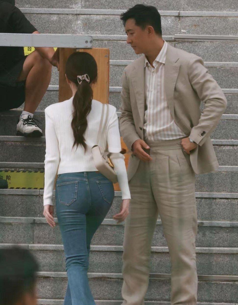 换条牛仔裤，就感觉毛晓彤一下子御姐起来了。 ​