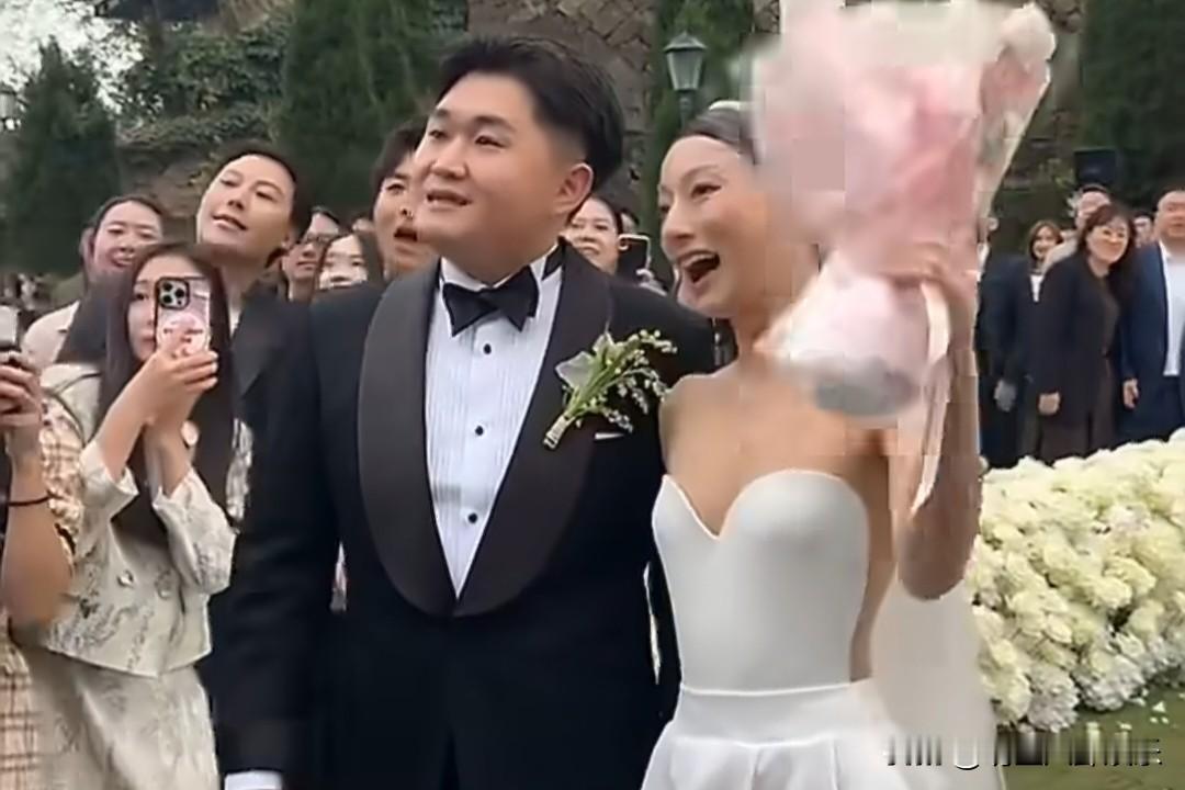 网恋相识三月裸婚！张百乔小雪的爱情，多少人看了感慨万千
 
现实里的婚姻，到底该看重物质，还是看重真心？张百乔和小雪的故事，戳中了很多人的内心。
 
两人2019年通过网恋相识，仅仅相处三个月，就毅然选择领证结婚，属于实打实的闪婚裸婚。那时候张百乔还没走红，事业平平，没有新房、没有彩礼，连像样的钻戒
