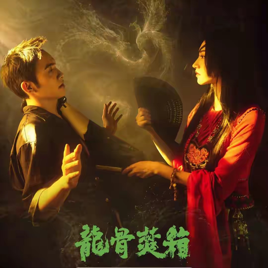 说实话，现在最尴尬的大概就是张彬彬。

好不容易等到和景甜的二搭《龙骨焚箱》，当初《司藤》爆火之后，书粉剧粉都盼着他俩再度合作。剧早就拍完也过审了，原本大家都在等定档。

结果碰上景甜的舆论风波，这部剧的播出瞬间变得遥遥无期。

不少人都在惋惜，要是剧方趁着他俩热度最高的时候上线就好了。错过了最佳窗