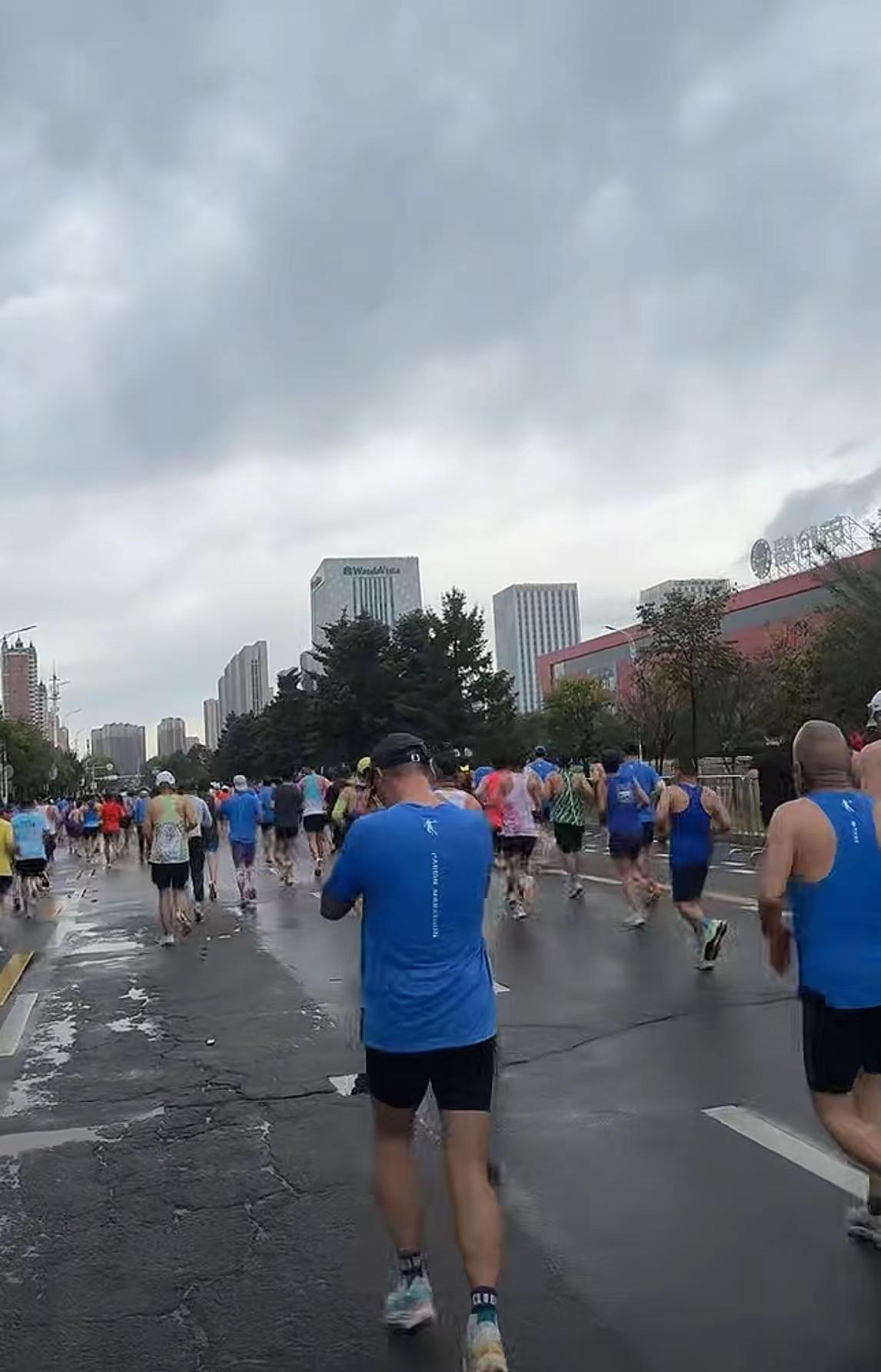 2026打卡第八届哈尔滨马拉松，鸣枪松花江畔万人一城奔跑🏃冰城沸腾感受冰城奔跑的浪漫雨中奔跑的马拉松 体育的魅力就是全力以赴 不追求成绩安全完赛