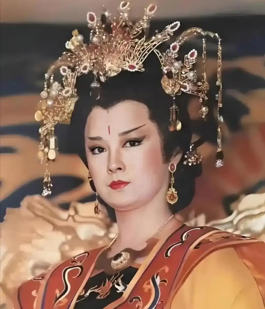 武则天 82 岁被逼退位，临终前，唐中宗李显跪在床前请罪，武则天却冷笑着问他：“你可知，我为何到死都留着狄仁杰的牌位，不允任何人动？” 李显躬身答道：“只因他是助大唐复国的功臣？” 武则天摇了摇头，一字一句道：“他是我留给你，保你性命、稳你江山的最后一道护身符！”
李显没有完全听懂。他只觉得母亲到了